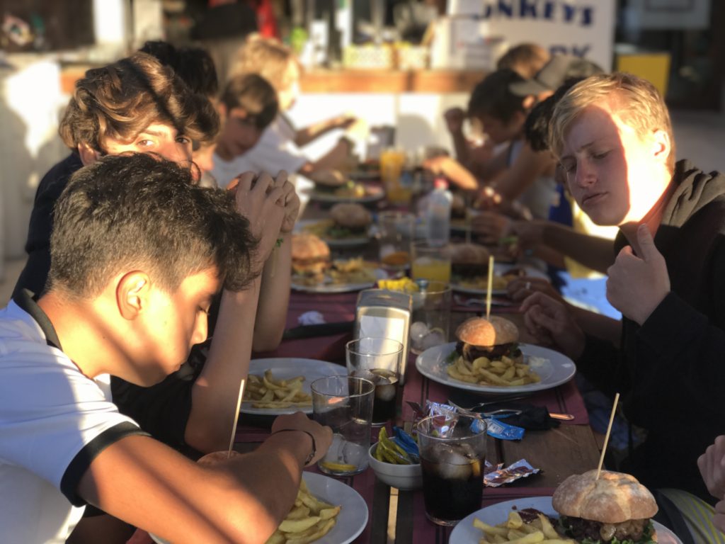 Comida en los campamentos de verano | El papel de la nutrición en la actividad física y en el bienestar general del adolescente en TKS