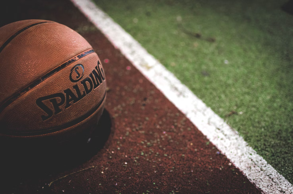 Balón de baloncesto. Ejemplo de material para un campamento de verano deportivo