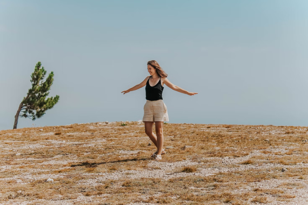 chica feliz en medio de un campo vacío