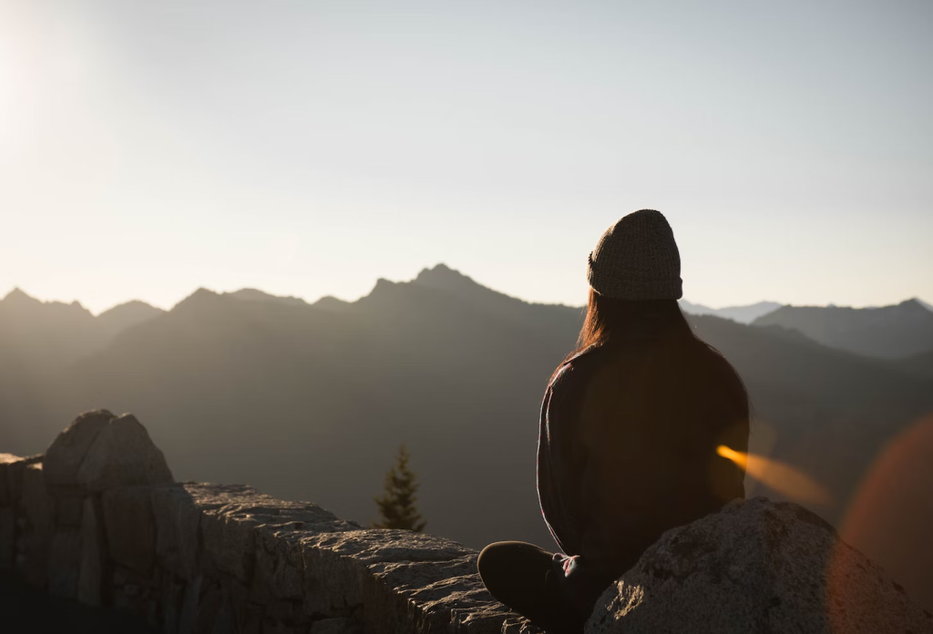 Jovencita mirando un paisaje