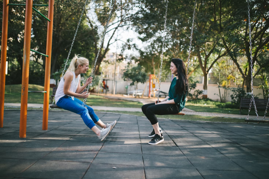 dos chicas en los columpios