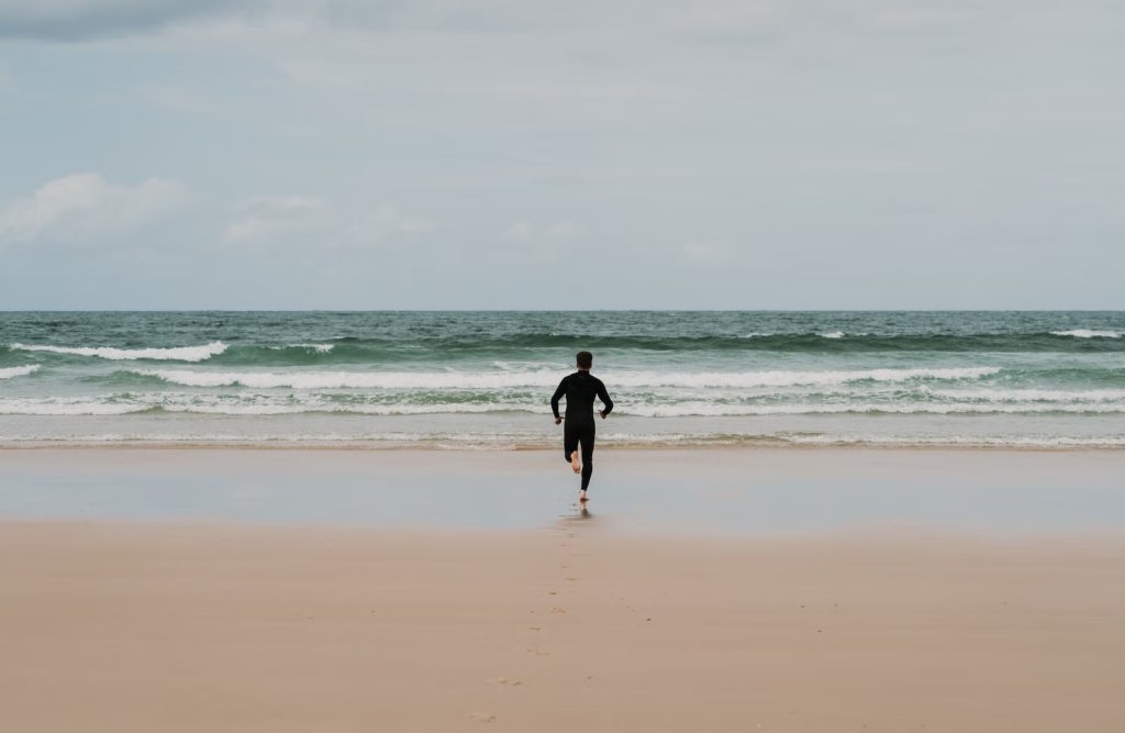 Joven corriendo hacia el mar. Los Campamentos de verano para adolescentes en 2023 pueden ser el lugar para lograr metas