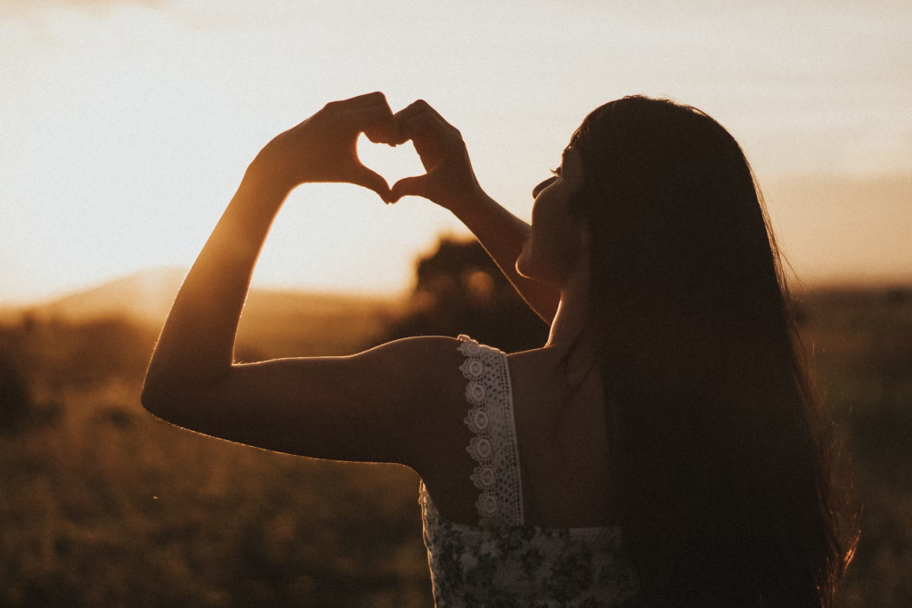 Jovencita poniendo las manos en forma de corazón | Fortalece la autoestima en adolescentes